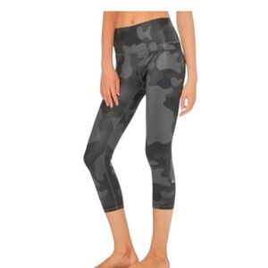 ALO Yoga High Waist Camo Capri Legging Leggings Cropped Size Small Athleisure